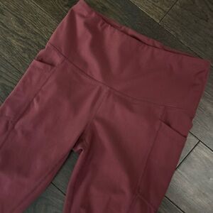Yogalicious Lux Women’s Leggings with pockets Sz Small Burgundy/Maroon in color